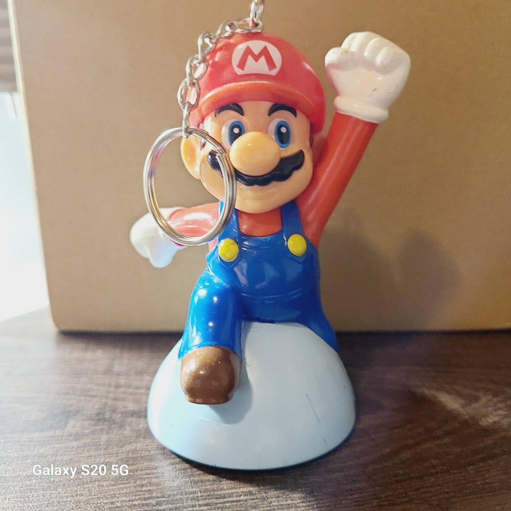 Nintendo Super Mario Bros Keychain Figure Red Blue Jumpsuit PreOwned Collectible